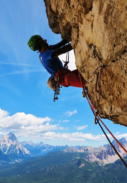  Renegade, Primo Spigolo Tofana di Rozes, Dolomites - During the first ascent of Renegade, Primo Spigolo Tofana di Rozes, Dolomites (VIII-, 330m, Iwan Canins, Peter Moser)