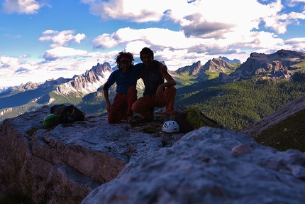  Renegade, Primo Spigolo Tofana di Rozes, Dolomiti - Durante la prima salita di Renegade, Primo Spigolo Tofana di Rozes in Dolomiti (VIII-, 330m, Iwan Canins, Peter Moser)