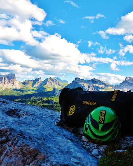  Renegade, Primo Spigolo Tofana di Rozes, Dolomiti - Durante la prima salita di Renegade, Primo Spigolo Tofana di Rozes in Dolomiti (VIII-, 330m, Iwan Canins, Peter Moser)