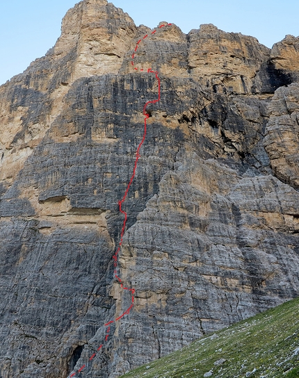  Renegade, Primo Spigolo Tofana di Rozes, Dolomites - During the first ascent of Renegade, Primo Spigolo Tofana di Rozes, Dolomites (VIII-, 330m, Iwan Canins, Peter Moser)