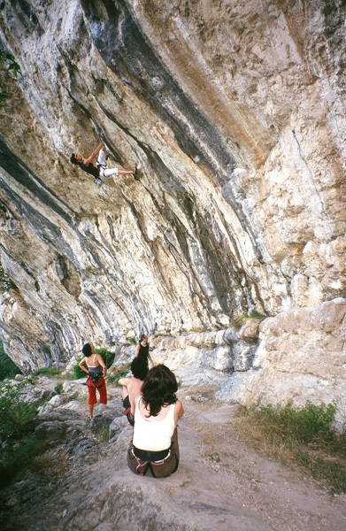 Lisa Benetti climbs Progetto 8b+ at the Covolo