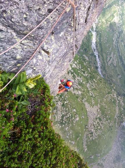 Punta Phuc, Monte Castello, Vallone di Noaschetta, Gruppo del Gran Paradiso - A volte ritornano, Cima Monte Castello Punta Phuc: Andrea Giorda pulisce e prova tiro chiave