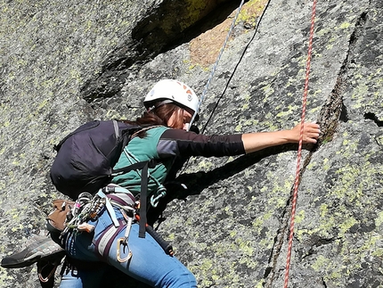 Punta Phuc, Monte Castello, Vallone di Noaschetta, Gruppo del Gran Paradiso - A volte ritornano, Cima Monte Castello Punta Phuc: Martina Mastria sul primo tiro 