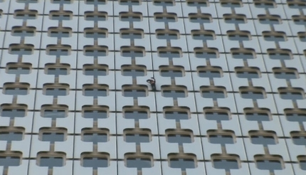 Alain Robert: Paris climb on Tour Ariane