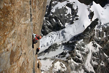 Eternal Flame - Alexander Huber e Thomas Huber sul 11° tiro di Eternal Flame, Nameless Tower, Trango, Karakorum, Pakistan