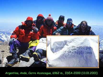 Diabete, arrampicata, montagna, Cecilia Marchi - Uno spagnolo, alpinista diabetico, sulla vetta dell'Aconcagua nel 2001 espone uno striscione con l'indicazione del suo medico che gli proibiva di fare alpinismo 