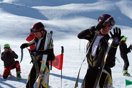 22° Pierra Menta - Francesca Martinelli e Roberta Pedranzini all'ultimo cambio pelli della seconda tappa si accingono ad affrontare l'ultima salita.