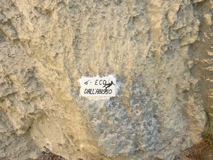 Eco dall'Abisso, Monte Baldo, Monte Coalàz, Corno Gallina, Val D'Adige  - La targehtta all'inizio di Eco dall'Abisso (260m, 7b+, A0 Sergio Coltri, Beppe Vidal) in Val D'Adige