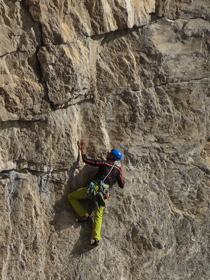 Eco dall'Abisso, Monte Baldo, Monte Coalàz, Corno Gallina, Val D'Adige  - Sergio Coltri sul secondo tiro di Eco dall'Abisso (260m, 7b+, A0 Sergio Coltri, Beppe Vidal) in Val D'Adige