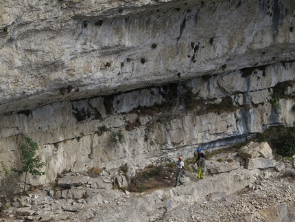 Eco dall'Abisso, Monte Baldo, Monte Coalàz, Corno Gallina, Val D'Adige  - La cengia di collegamento su Eco dall'Abisso (260m, 7b+, A0 Sergio Coltri, Beppe Vidal) in Val D'Adige