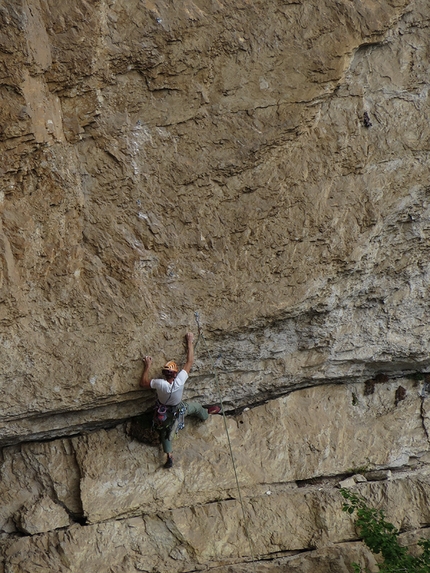 Eco dall'Abisso, Monte Baldo, Monte Coalàz, Corno Gallina, Val D'Adige  - Andrea Simonini sul terzo tiro di Eco dall'Abisso (260m, 7b+, A0 Sergio Coltri, Beppe Vidal) in Val D'Adige