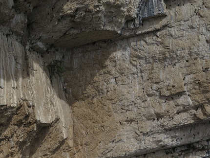 Eco dall'Abisso, Monte Baldo, Monte Coalàz, Corno Gallina, Val D'Adige  - Andrea Simonini sul terzo tiro di Eco dall'Abisso (260m, 7b+, A0 Sergio Coltri, Beppe Vidal) in Val D'Adige