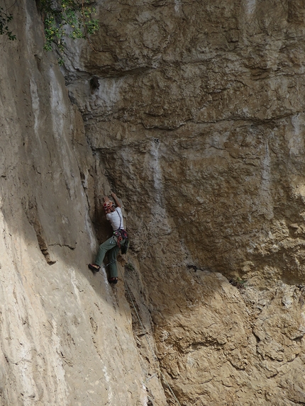 Eco dall'Abisso, Monte Baldo, Monte Coalàz, Corno Gallina, Val D'Adige  - Andrea Simonini sul terzo tiro di Eco dall'Abisso (260m, 7b+, A0 Sergio Coltri, Beppe Vidal) in Val D'Adige