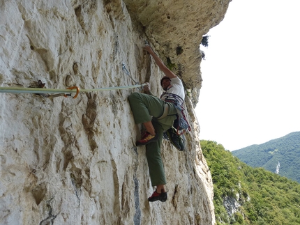 Eco dall'Abisso, Monte Baldo, Monte Coalàz, Corno Gallina, Val D'Adige  - Andrea Simonini sul quarto tiro di Eco dall'Abisso (260m, 7b+, A0 Sergio Coltri, Beppe Vidal) in Val D'Adige