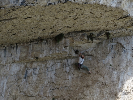 Eco dall'Abisso, Monte Baldo, Monte Coalàz, Corno Gallina, Val D'Adige  - Andrea Simonini sul quarto tiro di Eco dall'Abisso (260m, 7b+, A0 Sergio Coltri, Beppe Vidal) in Val D'Adige