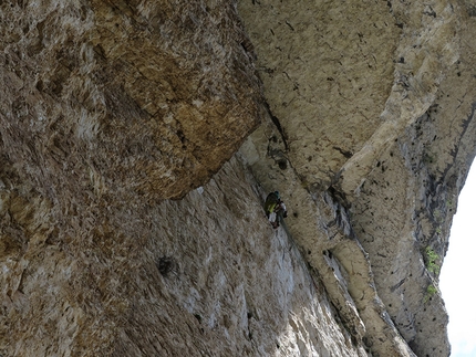 Eco dall'Abisso, Monte Baldo, Monte Coalàz, Corno Gallina, Val D'Adige  - Sergio Coltri e Andrea Simonini in sosta al quarto tiro di Eco dall'Abisso (260m, 7b+, A0 Sergio Coltri, Beppe Vidal) in Val D'Adige