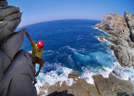 Capo Pecora, Sardegna - Trad day a Capo Pecora in Sardegna: Simone Sarti su Mucchietto di Ossa