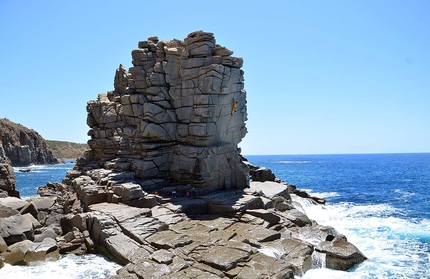 Capo Pecora, Sardegna - Trad day a Capo Pecora in Sardegna: Maurizio Oviglia sulla bella fessura ad incastro di Non c'è tempo per annoiarsi (6b).