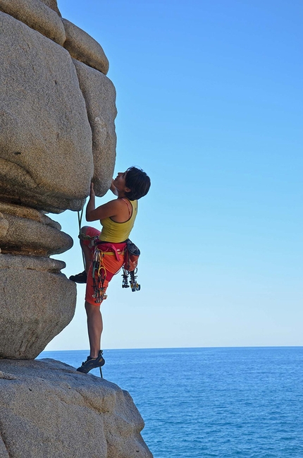 Capo Pecora, Sardegna - Trad day a Capo Pecora in Sardegna: Valentina Melis su Mucchietto di Ossa.