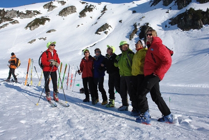 22° Pierra Menta - Le volontarie dell'organizzazione della Pierra Menta cantano e festeggiano al sole.