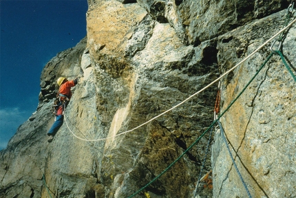 Sturm und Drang, Torre Staccata, Becco di Valsoera - Zuccon in libera sul primo traverso nel 1983 su Sturm und Drang, Torre Staccata, Becco di Valsoera ne