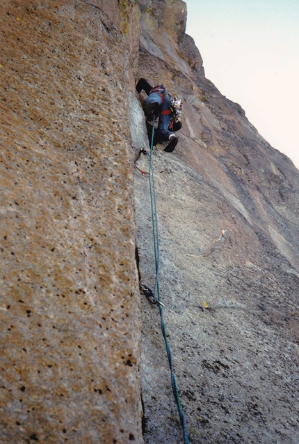 Sturm und Drang, Torre Staccata, Becco di Valsoera - Andrea Giorda in libera sul diedro centrale nel 1984