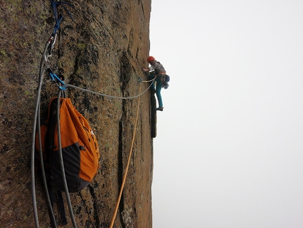 Federica Mingolla, Sturm und Drang, Torre Staccata, Becco di Valsoera - Federica Mingolla sul traverso su Rurp, sulla via Sturm und Drang alla Torre Staccata, Becco di Valsoera