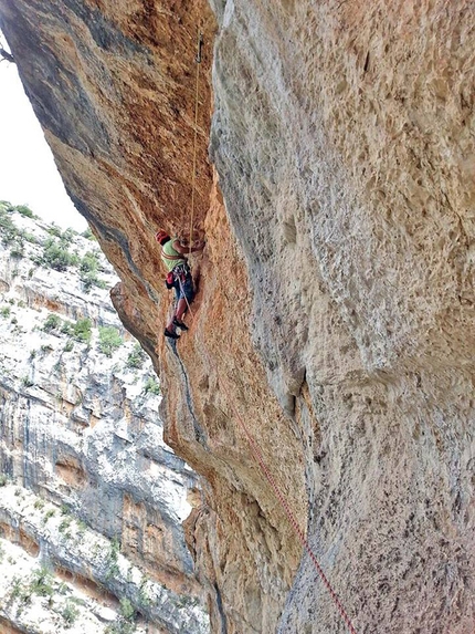 Supramonte di Oliena, Sardegna - Maurizio Oviglia in apertura sul tiro chiave, l'ottavo di La vita è amara, Supramonte di Oliena
