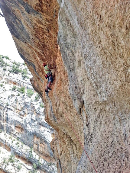 Supramonte di Oliena, Sardegna - Maurizio Oviglia in apertura sul tiro chiave, l'ottavo di La vita è amara, Supramonte di Oliena