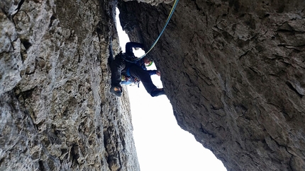 Civetta, Tom Ballard, Marcin Tomaszewski, Dolomiti - Tom Ballard durante la prima salita di 'Dirty Harry' (VII, 1375m, 24-25/08/2016), effettuata insieme a Marcin Tomaszewski sulla parete Nord Ovest del Civetta, Dolomiti.