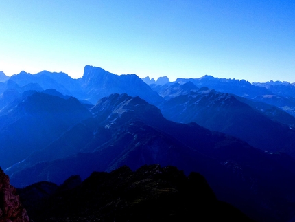 Civetta, Tom Ballard, Marcin Tomaszewski, Dolomiti - La vista durante la prima salita di 'Dirty Harry' (VII, 1375m, Tom Ballard, Marcin Tomaszewski 24-25/08/2016) sulla parete Nord Ovest del Civetta, Dolomiti.