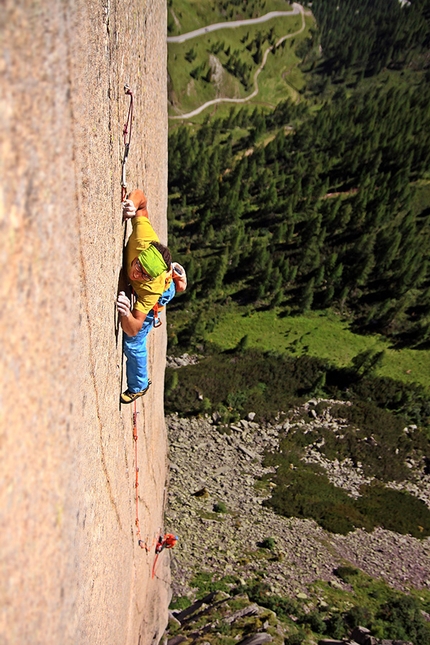 Pinne gialle, Andrea De Giacometti, Tognazza - Andrea De Giacometti repeating 'Pinne gialle' (8b/c, 120m, Maurizio 'Manolo' Zanolla 2014) at Tognazza, Passo Rolle (TN)