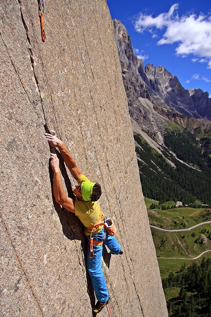 Pinne gialle, Andrea De Giacometti, Tognazza - Andrea De Giacometti su 'Pinne gialle' (8b/c, 120m, Maurizio 'Manolo' Zanolla 2014) in Tognazza, Passo Rolle (TN)