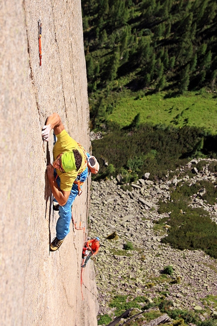 Pinne gialle, Andrea De Giacometti, Tognazza - Andrea De Giacometti su 'Pinne gialle' (8b/c, 120m, Maurizio 'Manolo' Zanolla 2014) in Tognazza, Passo Rolle (TN)