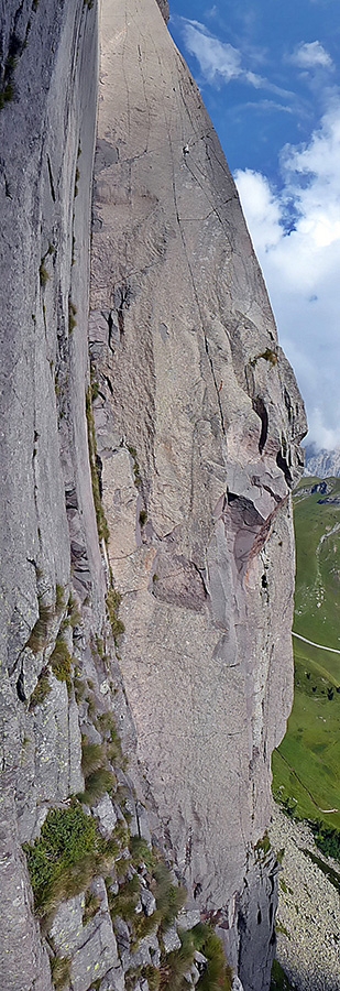 Pinne gialle, Andrea De Giacometti, Tognazza - La linea di 'Pinne gialle' (8b/c, 120m, Maurizio 'Manolo' Zanolla 2014) in Tognazza, Passo Rolle (TN)