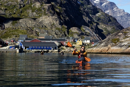 Apostel Tommelfinger parete ovest, Groenlandia, Christian Ledergerber, Fabio Lupo, Antoine Moineville, Silvan Schüpbach, Jerome Sullivan - Avvicinamento in kayak per la prima salita di Metrophobia sulla parete ovest di Apostel Tommelfinger in Groenlandia