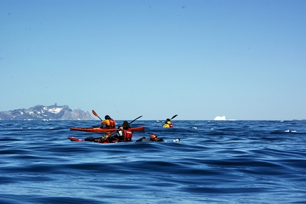 Apostel Tommelfinger parete ovest, Groenlandia, Christian Ledergerber, Fabio Lupo, Antoine Moineville, Silvan Schüpbach, Jerome Sullivan - Avvicinamento in kayak per la prima salita di Metrophobia sulla parete ovest di Apostel Tommelfinger in Groenlandia