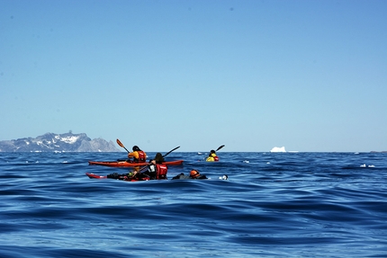 Apostel Tommelfinger parete ovest, Groenlandia, Christian Ledergerber, Fabio Lupo, Antoine Moineville, Silvan Schüpbach, Jerome Sullivan - Avvicinamento in kayak per la prima salita di Metrophobia sulla parete ovest di Apostel Tommelfinger in Groenlandia