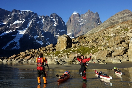 Apostel Tommelfinger West Face, Greenland, Christian Ledergerber, Fabio Lupo, Antoine Moineville, Silvan Schüpbach, Jerome Sullivan - During the first ascent of Metrophobia up the West Face of Apostel Tommelfinger in Greenland (Christian Ledergerber, Fabio Lupo, Antoine Moineville, Silvan Schüpbach, Jerome Sullivan 2016)