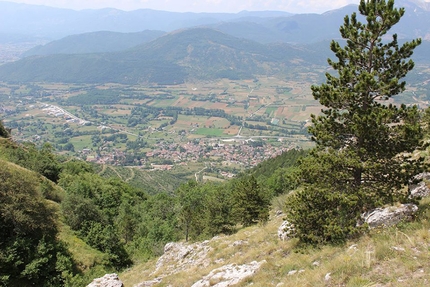 Rifugio Federico Martinelli, Pizzoli - La vista su Pizzoli da Ju Mont, dove verrà costruito il Rifugio Federico Martinelli