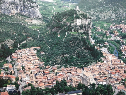 Arco, Lago di Garda, Trentino - La cittadina Arco di Trento con il suo castello