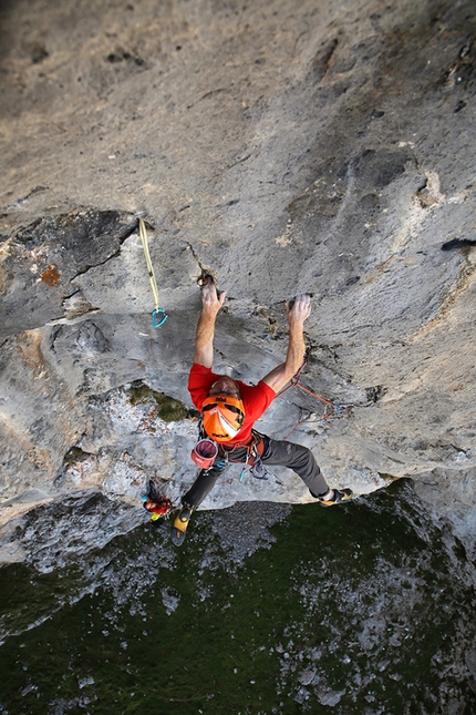 Naranjo de Bulnes, Picu Urriellu, Picos de Europa, Eneko Pou, Iker Pou, Neus Colom - Iker Pou affronta il terzo tiro (8a+/A2) di 'Marejada Fuerza 6' (8a+, 500m) sulla parete ovest di Naranjo de Bulnes, Picos de Europa