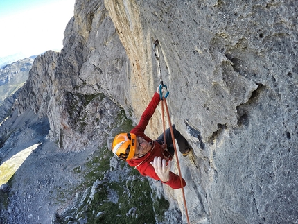 Naranjo de Bulnes, Picu Urriellu, Picos de Europa, Eneko Pou, Iker Pou, Neus Colom - Iker Pou during the first free ascent of 'Marejada Fuerza 6' (8a+, 500m) up the West Face of Naranjo de Bulnes, Picos de Europa