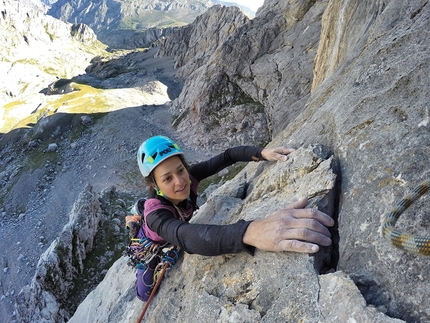 Naranjo de Bulnes, Picu Urriellu, Picos de Europa, Eneko Pou, Iker Pou, Neus Colom - Neus Colom durante la prima libera di 'Marejada Fuerza 6' (8a+, 500m) sulla parete ovest di Naranjo de Bulnes, Picos de Europa