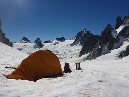 Alta pressione in Monte Bianco, Giovanni Zaccaria, Alice Lazzaro - Alta pressione al campo base