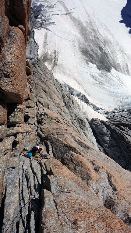 Alta pressione in Monte Bianco, Giovanni Zaccaria, Alice Lazzaro - Alice Lazzaro lungo le fessure del Pilier Gervasutti