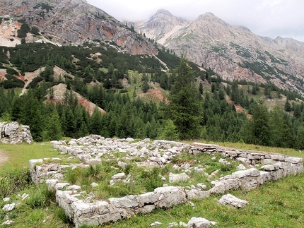 Tofana di Rozes, Scala del Minighel, Dolomites - The remains of the former mountain hut Rifugio Wolf von Glanvell