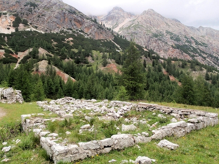 Il Giro della Tofana di Rozes, Scala del Minighel, Dolomiti - I resti del Rifugio Wolf von Glanvell