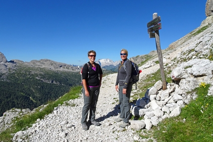 Tofana di Rozes, Scala del Minighel, Dolomites - The fork with signposts for ferrata Lipella and Castelletto, with Marmolada visible in the background