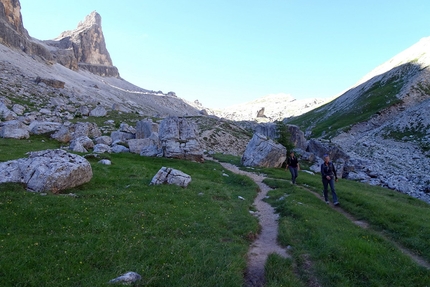 Tofana di Rozes, Scala del Minighel, Dolomites - The start of the descent into Val Travenanzes. Castelletto can be made out top left